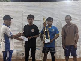 Penyerahan Piala Turnamen Bola Voli Plasti di Padukuhan Sambi Kidul